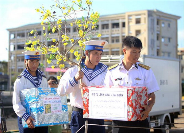 Mang tình cảm yêu thương của đất liền đến với Trường Sa ảnh 2