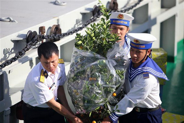 Mang tình cảm yêu thương của đất liền đến với Trường Sa ảnh 3