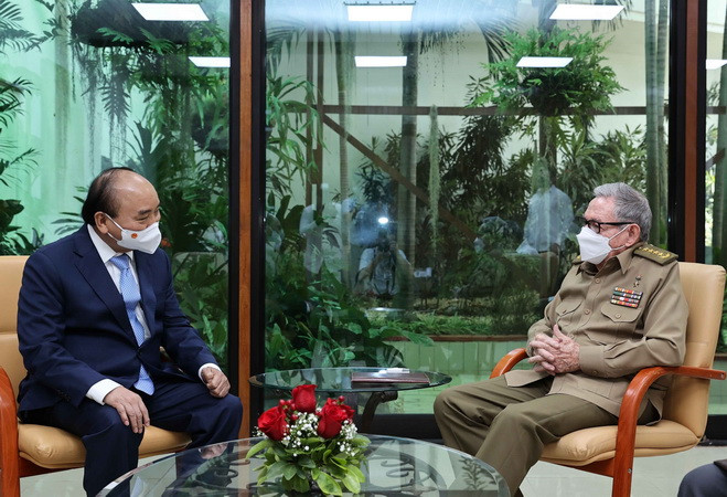 Chủ tịch nước Nguyễn Xuân Phúc chào Lãnh tụ cách mạng Cuba, Đại tướng Raul Castro Ruz. (Ảnh: Thống Nhất/TTXVN) Chủ tịch nước Nguyễn Xuân Phúc gặp Đại tướng Raul Castro Ruz ảnh 1