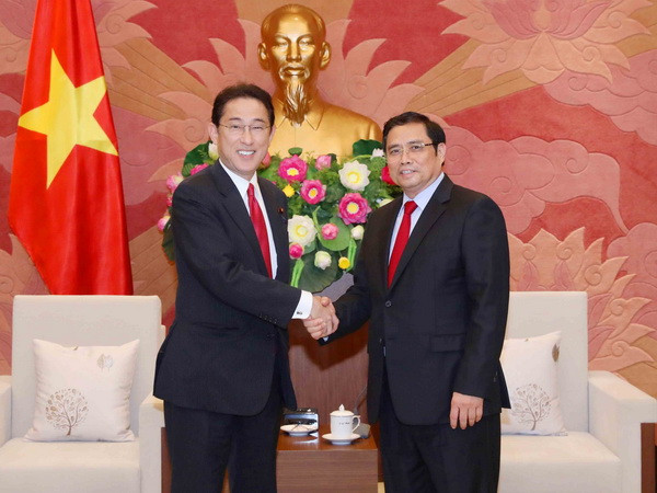 Trưởng Ban Tổ chức Trung ương Phạm Minh Chính tiếp ông Fumio Kishida, Trưởng Ban Nghiên cứu chính sách Đảng Dân chủ Tự do (LDP) Nhật Bản. (Ảnh: Phương Hoa/TTXVN) Việt Nam sẽ quan tâm thúc đẩy giao lưu nhân dân với Nhật Bản ảnh 1
