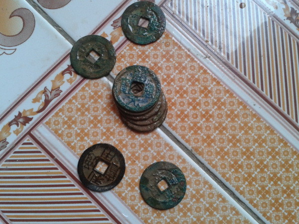 Phát hiện hơn 50kg tiền cổ khi đào đất để xây bể chứa nước ảnh 2