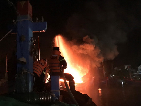 Quảng Ngãi: Dập tắt vụ cháy xưởng đóng tàu cá trong đêm ảnh 1