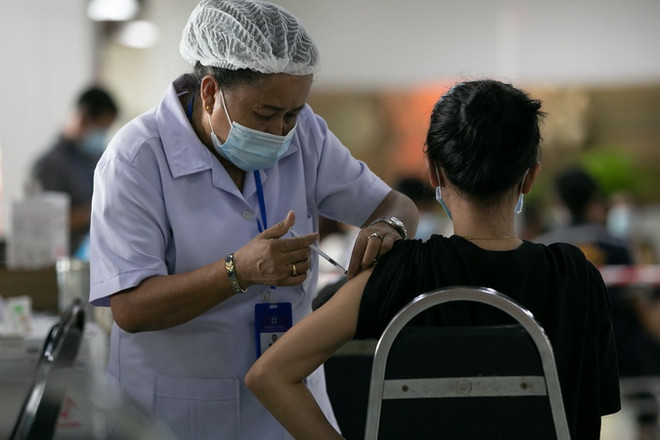 Nhân viên y tế tiêm vaccine phòng COVID-19 cho người dân tại thủ đô Vientiane, Lào ngày 17/6 vừa qua. (Ảnh: THX/TTXVN) Dịch COVID-19: Lào cấm tiêm kết hợp các vaccine khác nhau ảnh 1