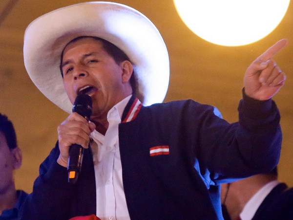 Ông Pedro Castillo phát biểu sau khi được công bố là Tổng thống đắc cử Peru, tại Lima ngày 19/7 vừa qua. (Ảnh: AFP/TTXVN) Từ một thầy giáo làng đến cương vị nguyên thủ quốc gia Peru ảnh 2