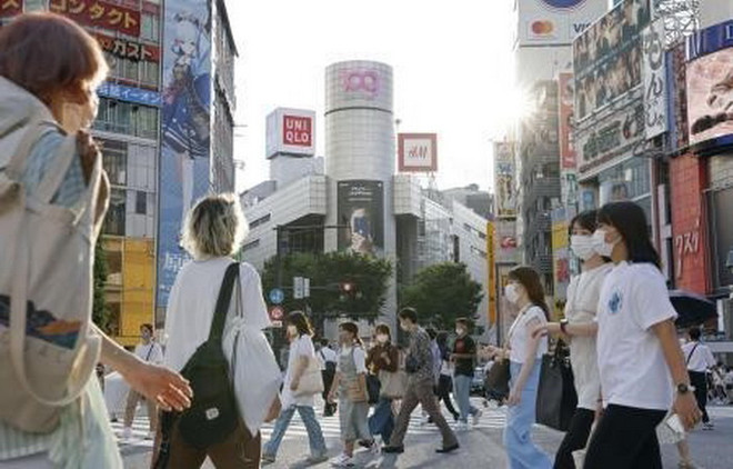 Người dân đeo khẩu trang phòng lây nhiễm COVID-19 tại Tokyo, Nhật Bản, ngày 27/7. (Ảnh: Kyodo/TTXVN) Hệ thống y tế Tokyo đối diện áp lực lớn do số ca tăng đột biến ảnh 1