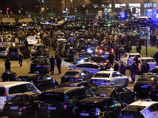 Giao thông tại Paris tê liệt do tổng đình công trên toàn nước Pháp ảnh 1