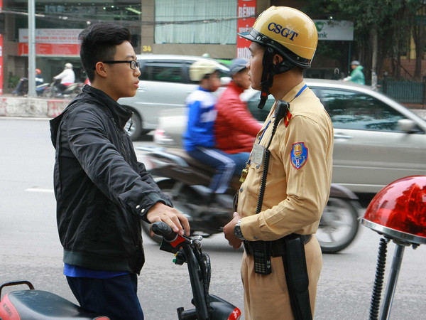 Ngày đầu ra quân, phạt 1.210 trường hợp không đội mũ bảo hiểm cho trẻ ảnh 1