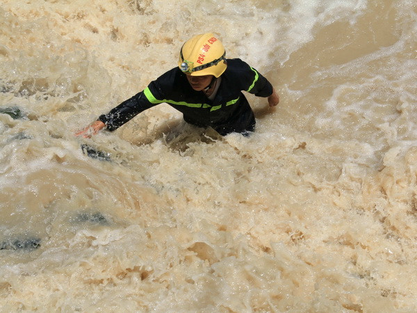 Tìm thấy thi thể học sinh bị nước cuốn trôi cách hiện trường 7km ảnh 1