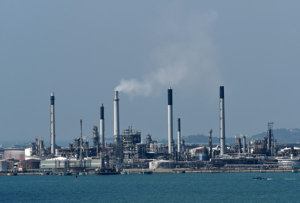 Cơ sở khai thác dầu trên đảo Bukom, ngoài khơi Singapore. (Nguồn: AFP/TTXVN) Giá dầu khá bình ổn sau khi G20 cảnh báo rủi ro tăng trưởng kinh tế ảnh 1