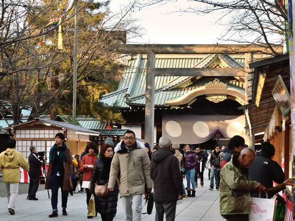 Hàn Quốc chỉ trích Thủ tướng Nhật gửi đồ lễ tới đền Yasukuni ảnh 1