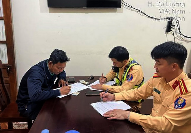 ttxvn_nghe_an_lap_bien_ban_vi_pham_hanh_chinh_tai_xe_dieu_khien_xe_o_to_chay_nguoc_chieu_tren_cao_toc.jpg