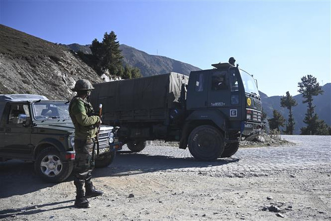 Binh sỹ Ấn Độ được triển khai gần Ranh giới kiểm soát (LoC) ở huyện Kupwara thuộc Jammu-Kashmir. (Ảnh: AFP/TTXVN) Ấn Độ: Đồn quân sự ở bang Punjab bị tấn công làm 4 người thiệt mạng ảnh 1