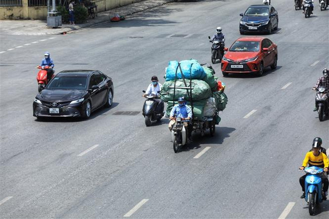 Nắng nóng ở miền Bắc khiến cuộc sống của người dân bị ảnh hưởng. (Ảnh: Tuấn Anh/TTXVN) Nắng nóng xuất hiện sớm và gay gắt hơn so với năm 2022 ảnh 1