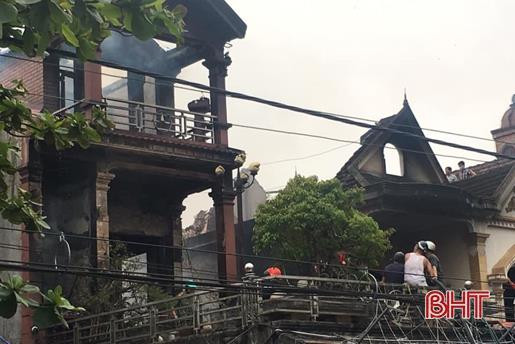 Hà Tĩnh: Cháy cửa hàng tạp hóa, lan nhanh sang hai ngôi nhà bên cạnh ảnh 1