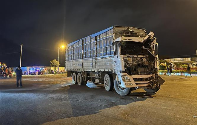 Bình Định: Xe tải đâm xe khách lật ngang, 12 hành khách bị thương ảnh 2