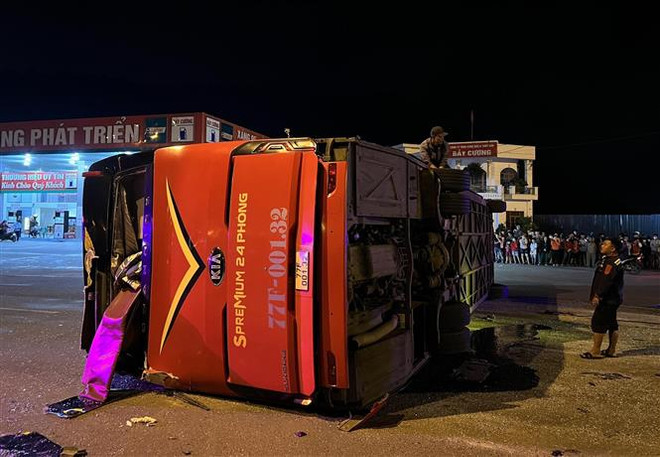 Bình Định: Xe tải đâm xe khách lật ngang, 12 hành khách bị thương ảnh 1