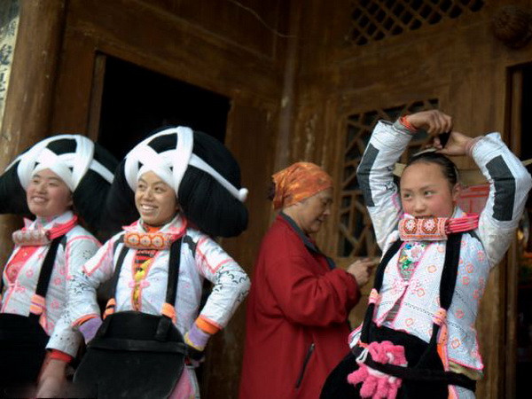 Dân tộc dùng tóc rụng làm vật trang sức ở Trung Quốc ảnh 3