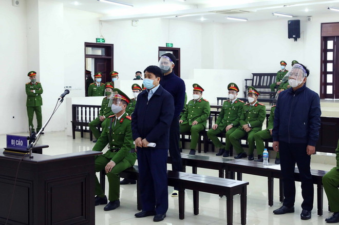 Bị cáo Nguyễn Đức Chung và đồng phạm tại phiên tòa. (Ảnh: Phạm Kiên/TTXVN) Vụ chế phẩm Redoxy-3C: Ông Nguyễn Đức Chung phải bồi thường 25 tỷ đồng ảnh 1