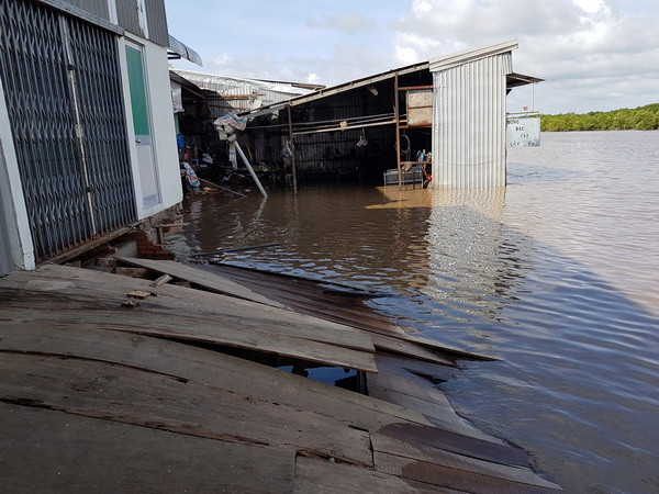 TP.HCM: 5 căn nhà sạt lở trong đêm, người dân may mắn thoát nạn ảnh 1