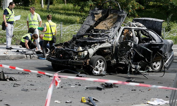 Hiện trường vụ nổ. (Nguồn: Reuters) Nghi đánh bom xe tại thủ đô Ukraine, một binh sỹ thiệt mạng ảnh 1