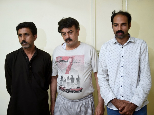 Các đối tượng thực hiện ca ghép tạng bất hợp pháp bị bắt tại Lahore. (Nguồn: AFP/TTXVN) Pakistan đột kích bệnh viện, phát hiện ca ghép tạng bất hợp pháp ảnh 1