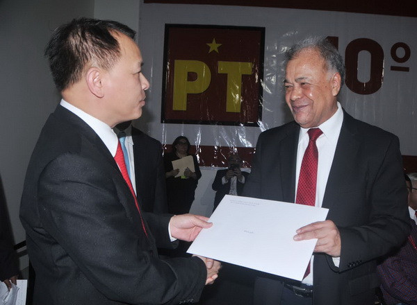 Ông Lê Quang Vĩnh trao cho Tổng Bí thư PT Alberto Anaya điện mừng của Trung ương Đảng Cộng sản Việt Nam. (Ảnh: Việt Hùng/Vietnam+) Tăng cường hợp tác giữa Đảng Cộng sản Việt Nam và đảng Lao động Mexico ảnh 2