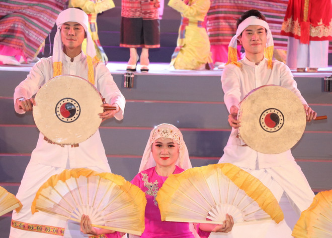 Biểu diễn một điệu múa Chăm. (Ảnh: Phạm Cường/TTXVN) ttxvn_2106_van hoa cham (2).jpg