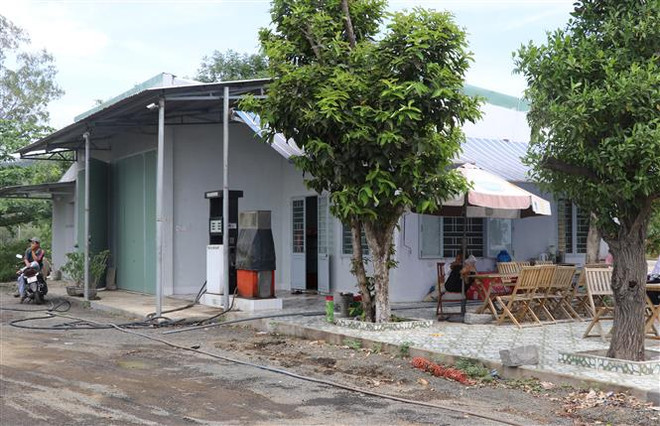 Một ngôi nhà, cột bơm dầu mọc lên trái phép trong khu đất đồi. (Ảnh: Phạm Cường/TTXVN) Vụ san phẳng quả đồi ở Phú Yên: Yêu cầu tháo dỡ công trình vi phạm ảnh 2