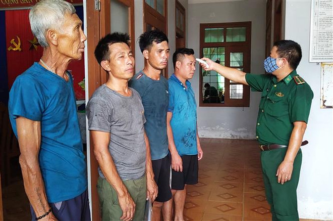 Tìm kiếm, cứu nạn các thuyền viên trên tàu cá bị chìm ngoài khơi ảnh 2