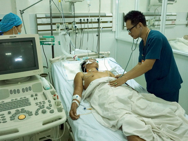 Máy bay quân đội đưa ngư dân bị đột quỵ não về đất liền an toàn ảnh 1