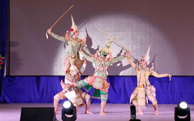 Tiết mục múa Khôn trường ca Ramakien do các nghệ sỹ Thái Lan biểu diễn. (Ảnh: Xuân Khu/TTXVN) Giao lưu văn hóa Việt Nam-Thái Lan kết nối tình hữu nghị hai nước ảnh 2