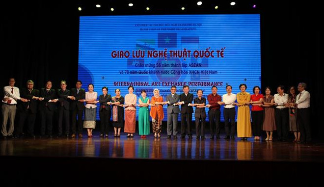 Giao lưu nghệ thuật tôn vinh sắc màu văn hóa các thành viên ASEAN ảnh 1