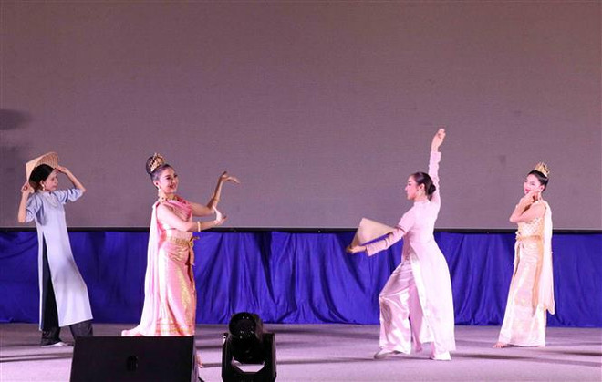 Tiết mục múa "Tình hữu nghị Thái Lan-Việt Nam" các sinh viên Việt Nam biểu diễn. (Ảnh: Xuân Khu/TTXVN) Giao lưu văn hóa Việt Nam-Thái Lan kết nối tình hữu nghị hai nước ảnh 1