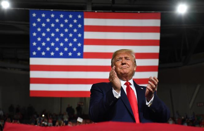 Tổng thống Mỹ Donald Trump. (Ảnh: AFP/TTXVN) Tổng thống Mỹ cân nhắc thay đổi thuế quan với Trung Quốc ảnh 1