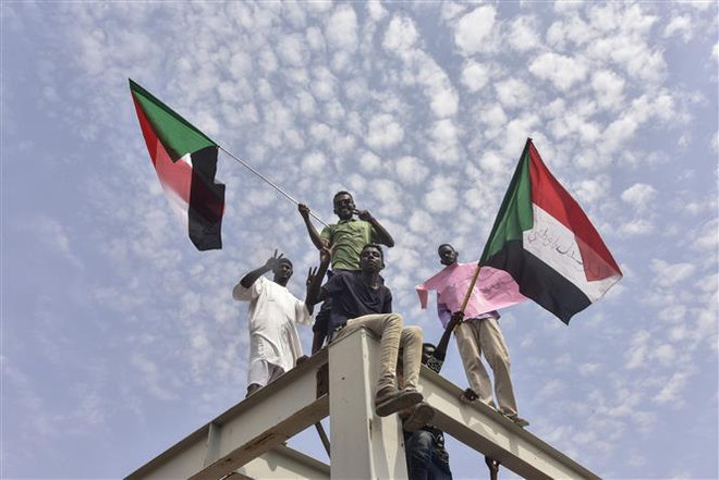 Người dân Sudan vui mừng sau lễ ký Tuyên bố Hiến pháp. (Ảnh: THX/TTXVN) Sudan xúc tiến thành lập hội đồng lãnh đạo hỗn hợp ảnh 1