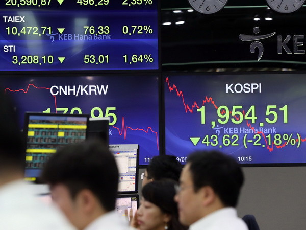 Nhà đầu tư ngoại liên tục bán tháo trên thị trường chứng khoán Hàn ảnh 1