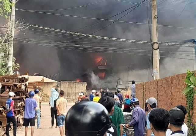 Bình Dương: Cháy lớn tại công ty nội thất ở xã Tân Uyên ảnh 1