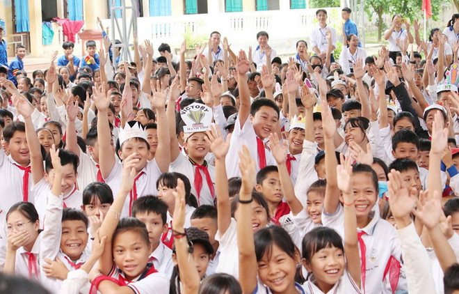 Học sinh ở Nghệ An hưởng ứng 'Ngày Quốc tế trẻ em gái.' (Ảnh: Nguyễn Oanh/TTXVN) Mất cân bằng giới tính khi sinh: Phải giải quyết từ gốc ảnh 3