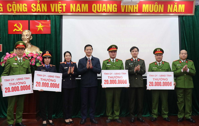 Phó Chủ tịch Thường trực UBND tỉnh Bắc Ninh Vương Quốc Tuấn (thứ 3 từ trái) trao thưởng cho các tập thể xuất sắc trong công tác điều tra, phá án. (Ảnh: Thái Hùng/TTXVN) Bắc Ninh: Khen thưởng lực lượng phá nhanh vụ giết người ở Mão Điền ảnh 1