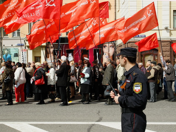 Tuần hành nhân Ngày Quốc tế Lao động ở Donetsk, Ukraine ngày 1/5. (Ảnh: THX/TTXVN) Donetsk cáo buộc Ukraine sử dụng dân thường làm "lá chắn sống" ảnh 1