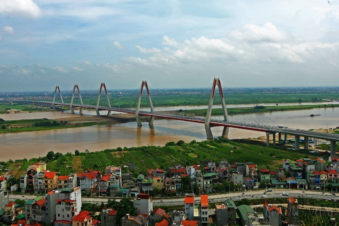 Cầu Nhật Tân - cây cầu được xây dựng bằng nguồn vốn ODA của Nhật Bản. (Ảnh: Huy Hùng/TTXVN) ttxvn_von ODA cau Nhat Tan.jpg