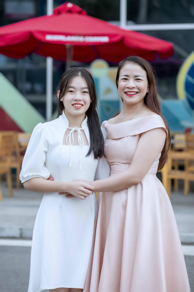 Tân thủ khoa khối C toàn quốc với 29,75 điểm Lương Thị Hồng Thu và cô giáo chủ nhiệm. (Ảnh: TTXVN phát) ttxvn_thu khoa khoi C-Nghe an1.jpg