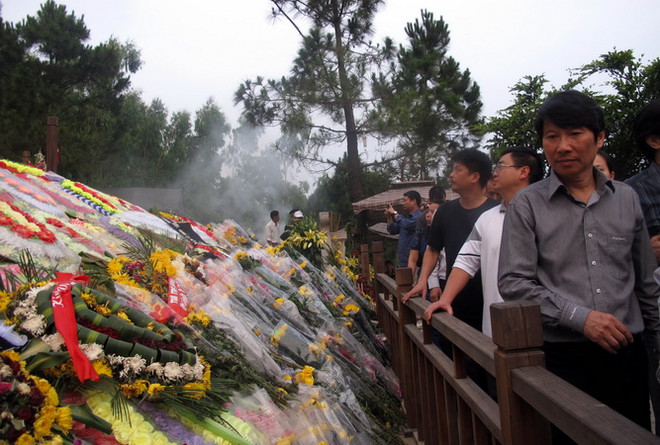 Cựu giáo viên kiều bào ở Thái Lan viếng mộ Đại tướng Võ Nguyên Giáp ảnh 1