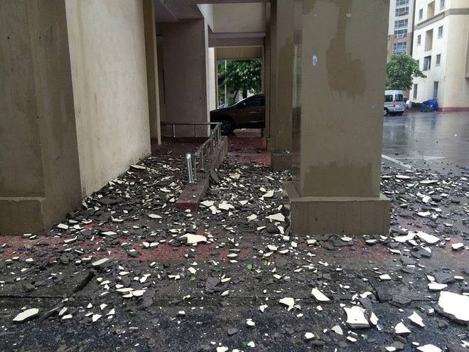 Hoảng hồn vì từng mảng vữa tường chung cư Nam Trung Yên rơi trong mưa ảnh 1