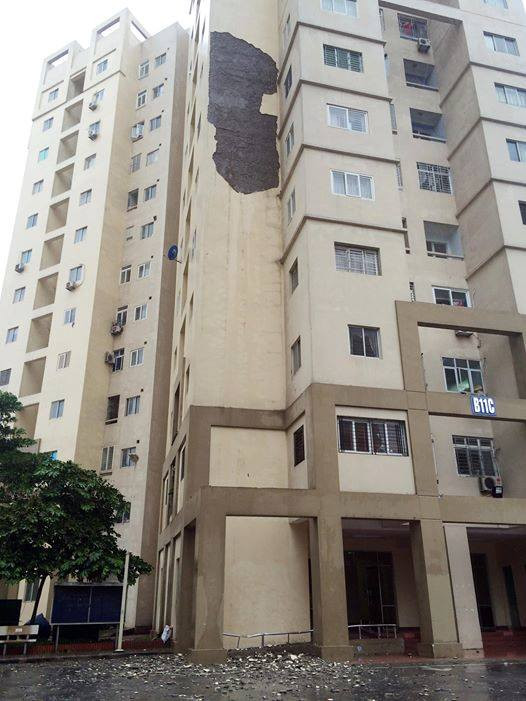 Hoảng hồn vì từng mảng vữa tường chung cư Nam Trung Yên rơi trong mưa ảnh 2