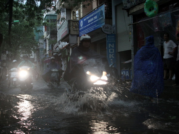 Đường phố Hà Nội ngập nặng sau cơn mưa "giải nhiệt" ảnh 1