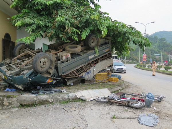 Ôtô tải lao qua dải phân cách gây tai nạn, 3 nữ sinh tử thương ảnh 1