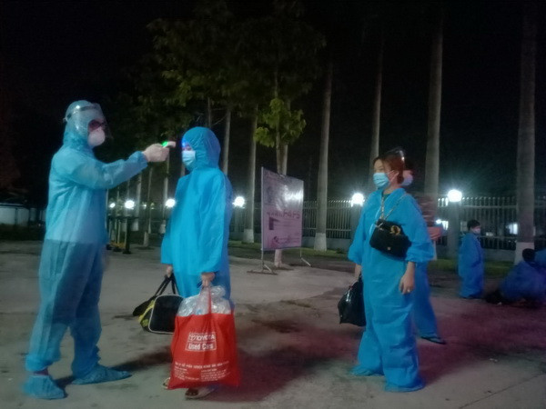 Thái Bình đón học sinh từ vùng dịch Thành phố Hồ Chí Minh trở về an toàn, được kiểm tra thân nhiệt trước khi vào Khu cách ly tập trung Đại học Thái Bình. (Ảnh: TTXVN phát) Người dân tự phát về quê tránh dịch: Cần có giải pháp căn cơ, an toàn ảnh 1