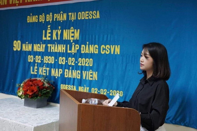 Đảng viên trẻ Cát Thị Quỳnh Anh phát biểu tại Lễ kỷ niệm 90 năm Ngày thành lập Đảng Cộng sản Việt Nam. (Ảnh: TTXVN phát) Những “đóa hồng đỏ” trong cộng đồng người Việt tại Odessa ảnh 1