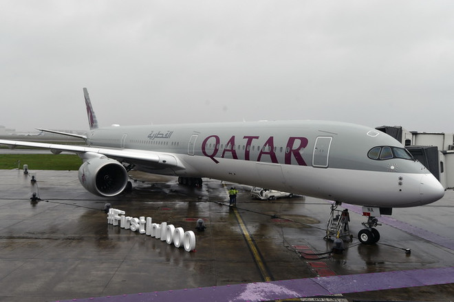 Máy bay của hãng hàng không Qatar Airways. (Ảnh: AFP/TTXVN) Qatar Airways tăng tỷ lệ cổ phần nắm giữ trong IAG lên 25,1% ảnh 1